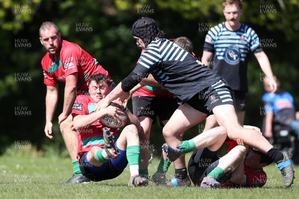 250426 - Pontyberem v Llanybydder - Admiral National League 4 West A - Llanybydder threaten the Pontyberem line 