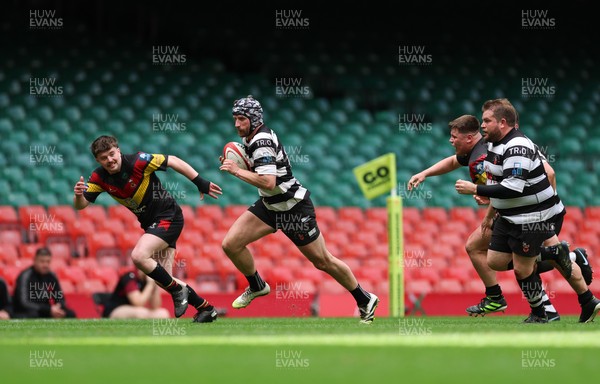 190426 - Pontyclun v Llangadog, Mens Division 4 Cup Final - Nicky Theaker of Pontyclun breaks away
