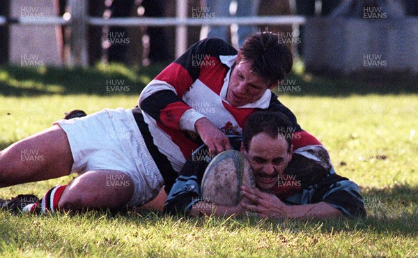 210295 - Pontypool v Cardiff - Steve Ford of Cardiff scores a try