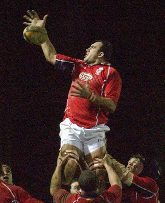 080203 - Pontypool v Llanelli - Principality Cup - John Davies and David Hodges support as Chris Wyatt wins line out ball