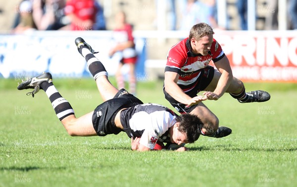 12.09.09 - Pontypool v Pontypridd, Principality Premiership -  Pontypridd's Owen Williams wins the ball as Dan Robinson challenges 