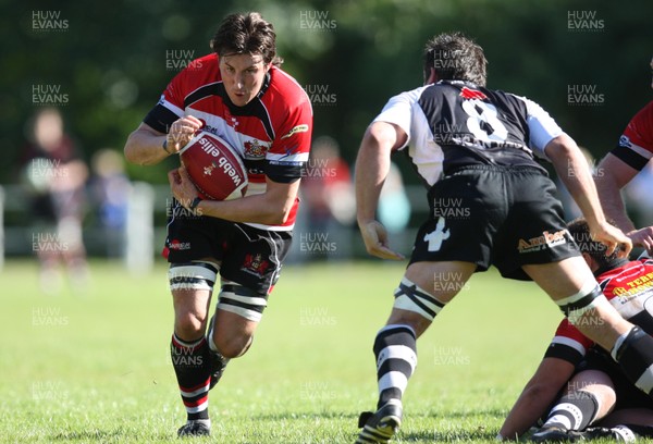 12.09.09 - Pontypool v Pontypridd, Principality Premiership -  Pontypool Cae Trayherne takes on Kristian Dacey (L) and Nathan Strong 