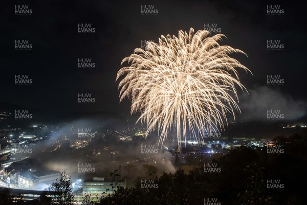 051122 - Picture shows the Fireworks display in Ynysangharad Park, Pontypridd this evening on Guy Fawkes Night