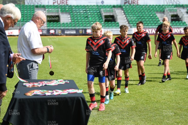 210525 - Pontypridd Schools v Bridgend - WSRU Junior Group - U11’s DC Thomas Cup Final - Pontypridd players collect their medals at full time