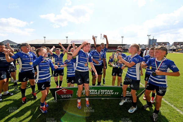 210525 - Pontypridd Schools v Bridgend - WSRU Junior Group - U11’s DC Thomas Cup Final - Bridgend players celebrate lifting the trophy at full time
