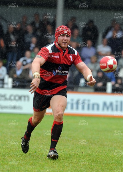 10.09.11. - Pontypridd v Aberavon-Principality Premiership. Aberavon's  Marc Breeze passes the ball out.  