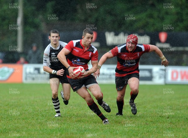 10.09.11. - Pontypridd v Aberavon-Principality Premiership. Aberavon's Richard Thomas breaks away.  