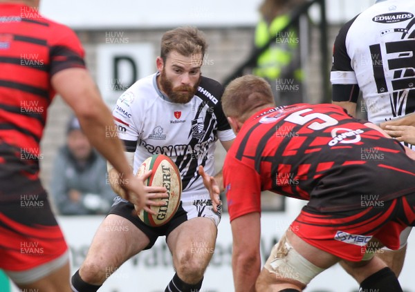 101015 - Pontypridd RFC v Aberavon RFC - Principality Premiership -Geraint Walsh of Pontypridd takes on Ben Jones of Aberavon