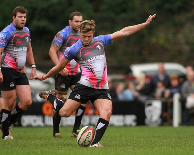 011114 - Pontypridd RFC v Bedwas RFC - Principality Premiership -Lewis K Williams of Pontypridd kicks a goal