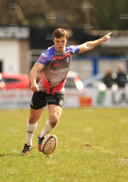 040415 - Pontypridd RFC v Cardiff RFC - Principality Premiership -Jarrod Evans of Pontypridd kicks a goal