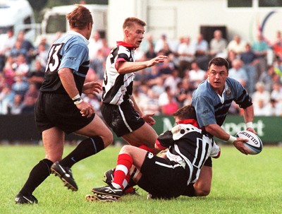 160897 - Pontypridd v Cardiff - Simon Hill looks to pass to Mike Hall