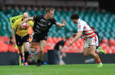 050425  Pontypridd v Cross Keys, WRU Premiership Cup Final - Tom Sullivan of Cross Keys looks to hold off Joe Davies of Pontypridd