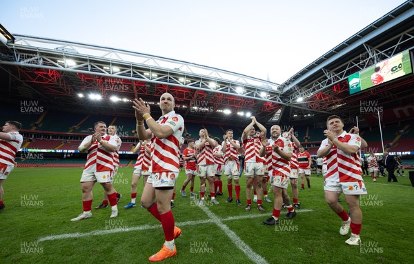 050425  Pontypridd v Cross Keys, WRU Premiership Cup Final - Pontypridd applaud their fans at the end of the match