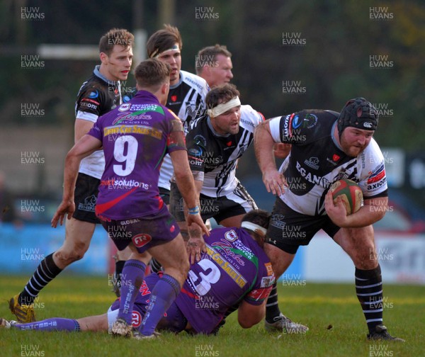 311015 - Pontypridd-Ebbw_Vale_Principality_Premiership-Pontypridd's Keiron Jenkins tackled by Ebbw's Gethin Jenkins and Ashley Sweet