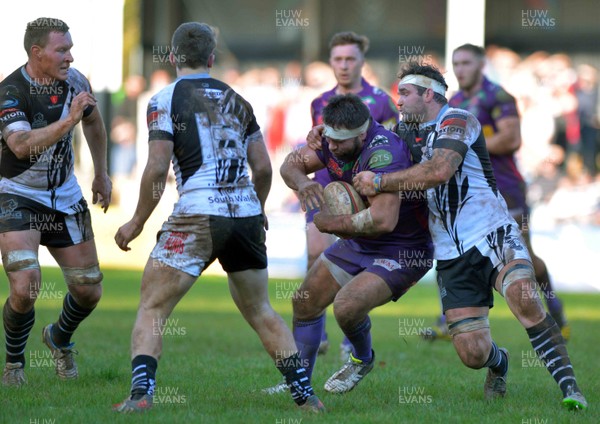 311015 - Pontypridd-Ebbw_Vale_Principality_Premiership-Ebbw Vale's Gethin Robinson tackled by Pontypridd's Owen Sheppeard