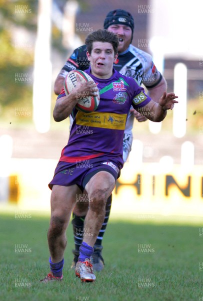 311015 - Pontypridd-Ebbw_Vale_Principality_Premiership-Ebbw Vale's Christopher Levesley running towards the Pontypridd try line