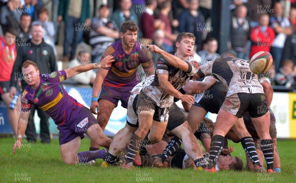 311015 - Pontypridd-Ebbw_Vale_Principality_Premiership-Pontypridd's Lloyd Williams passes out from a ruck