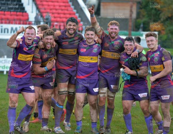 311015 - Pontypridd-Ebbw_Vale_Principality_Premiership-Triumphant Ebbw Vale players