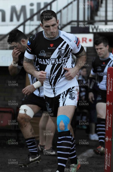 311015 - Pontypridd-Ebbw_Vale_Principality_Premiership-Pontypridd's Dafydc Lockyer leads his team out onto the pitch