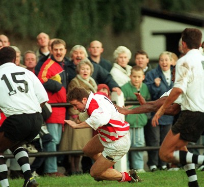 041195 - Pontypridd v Fiji - David Manley of Pontypridd scores a try