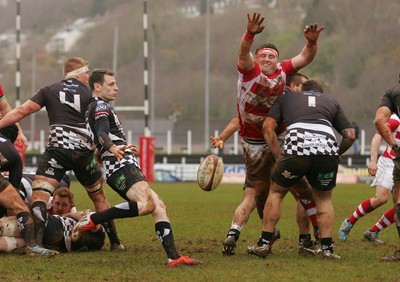 280315 - Pontypridd RFC v Llandovery RFC - Swalec Cup -Lloyd Williams of Pontypridd kicks under pressure from Wyn Jones of Llandovery