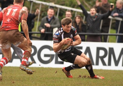 280315 - Pontypridd RFC v Llandovery RFC - Swalec Cup -Garyn Smith of Pontypridd scores a try