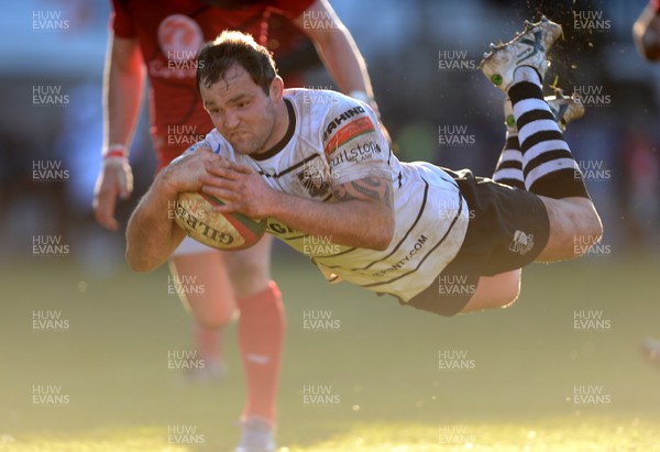 180513 - Pontypridd v Llanelli - Principality Premiership Final -Rhys Shellard of Pontypridd scores try 