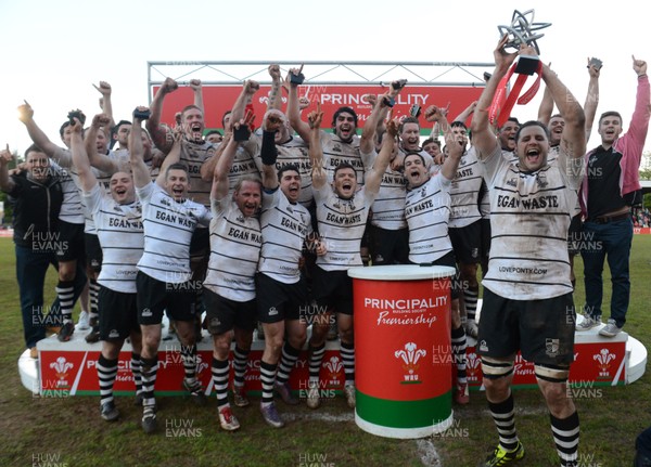 180513 - Pontypridd v Llanelli - Principality Premiership Final -Chris Dicomidis of Pontypridd lifts the trophy 