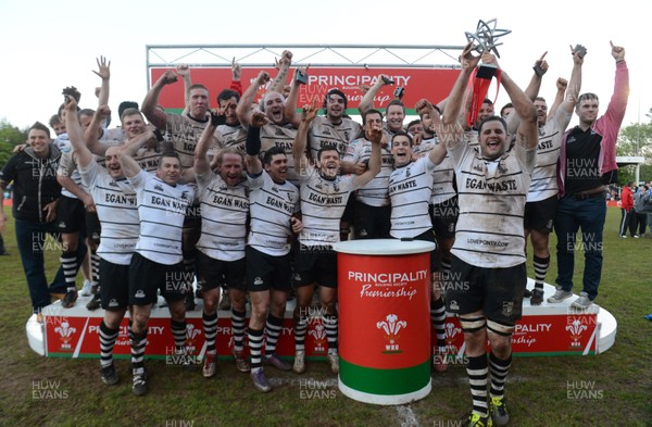 180513 - Pontypridd v Llanelli - Principality Premiership Final -Chris Dicomidis of Pontypridd lifts the trophy 