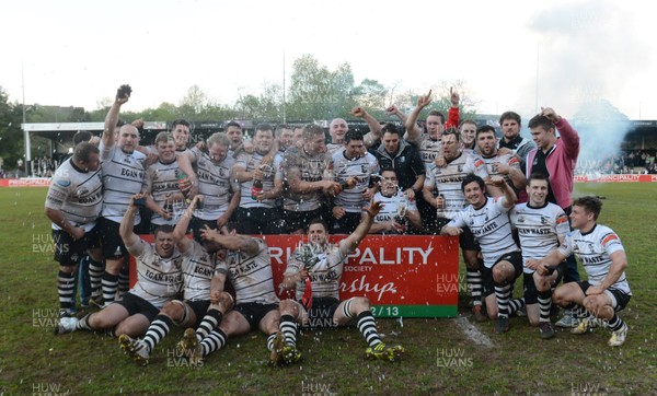 180513 - Pontypridd v Llanelli - Principality Premiership Final -Pontypridd celebrate with the trophy 