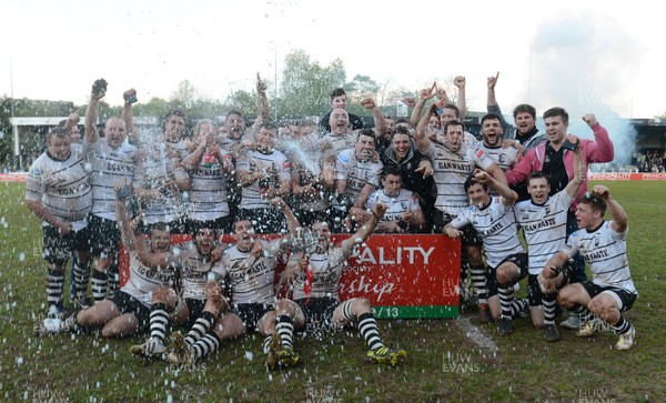 180513 - Pontypridd v Llanelli - Principality Premiership Final -Pontypridd celebrate with the trophy 