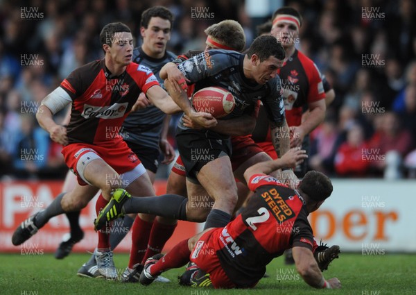 19.05.11 - Pontypridd v Llanelli - Principality Premiership Play-Off Final - Dafydd Lockyer of Pontypridd holds off Craig Hawkins(2) of Llanelli. 