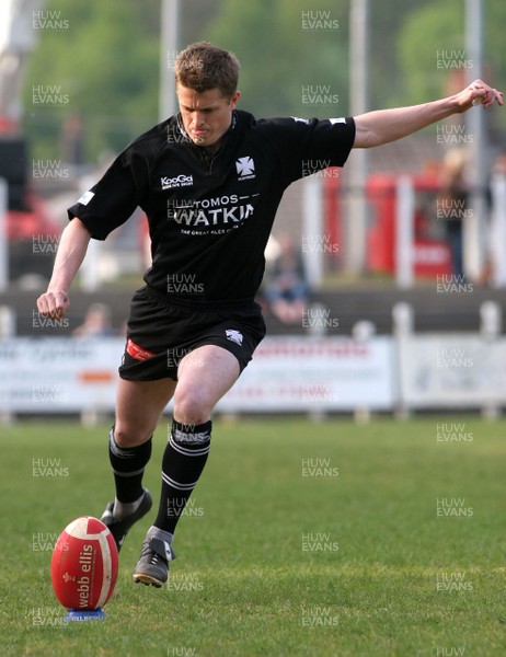 21.04.07 Pontypridd v Neath   Neath's Arwel  Thomas kicks at goal 