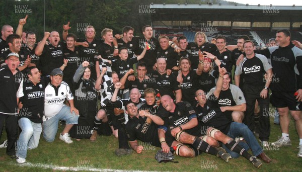 21.04.07 Pontypridd v Neath   Neath celebrate extending their lead at the top of the table in the Principality premiership 