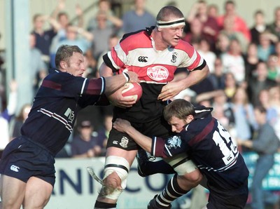 260800 - Pontypridd v Swansea - Swansea's Kevin Morgan (rt) and Rhodri Jones fail to stop Robert Sidoli from scoring try