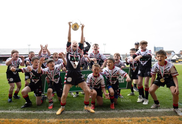 280426 - Pontypridd v Swansea, DC Thomas Cup Final - Pontypridd celebrate winning the DC Thomas Cup Final