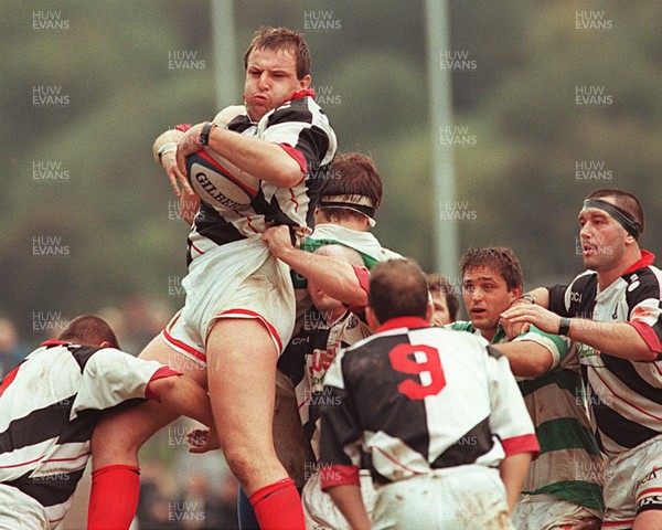 121096 - Pontypridd v Treviso - Greg Prosser of Pontypridd claims line out ball