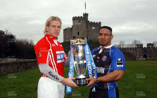 270206 - Anglo-Welsh Powergen Cup Rugby Prieview - Bath's Salesi Finau (rt) and Scarlets' Alix Phoham with the Powergen Cup at Cardiff Castle ahead of their semi final clash on Saturday at the Millennium Stadium 