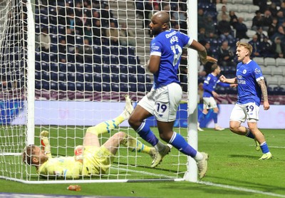 080425 - Preston North End v Cardiff City - Sky Bet Championship - Yakou Meite of Cardiff taps the ball past Goalkeeper David Cornell of Preston North End for the equaliser in the dying minutes of the game