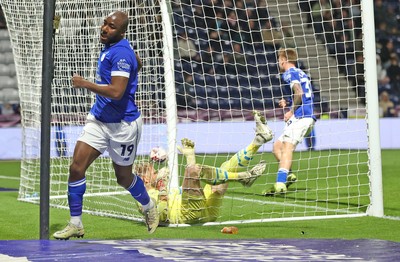 080425 - Preston North End v Cardiff City - Sky Bet Championship - Yakou Meite of Cardiff taps the ball past Goalkeeper David Cornell of Preston North End for the equaliser in the dying minutes of the game