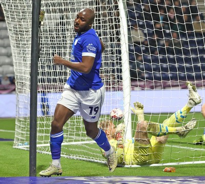 080425 - Preston North End v Cardiff City - Sky Bet Championship - Yakou Meite of Cardiff taps the ball past Goalkeeper David Cornell of Preston North End for the equaliser in the dying minutes of the game