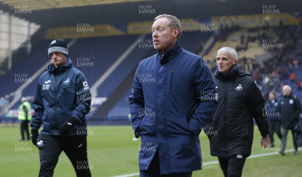 010220 - Preston North End v Swansea City - Sky Bet Championship - Manager Steve Cooper  of Swansea walks off the pitch at half time   