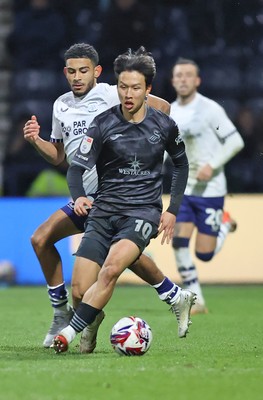 040325 - Preston North End v Swansea City - Sky Bet Championship - Eom Ji-sung of Swansea makes way towards goal followed by Kaine Kesler-Hayden of Preston North End