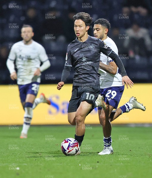 040325 - Preston North End v Swansea City - Sky Bet Championship - Eom Ji-sung of Swansea makes way towards goal followed by Kaine Kesler-Hayden of Preston North End