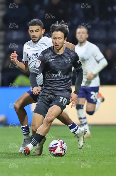 040325 - Preston North End v Swansea City - Sky Bet Championship - Eom Ji-sung of Swansea makes way towards goal followed by Kaine Kesler-Hayden of Preston North End