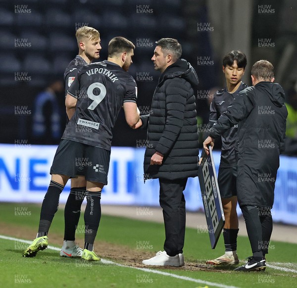 040325 - Preston North End v Swansea City - Sky Bet Championship - Swansea manager Alan Sheehan has words with Zan Vipotnik of Swansea and Harry Darling of Swansea during a sub break