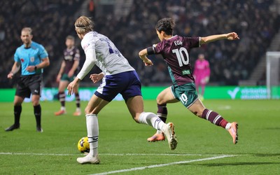 051125 - Preston North End v Swansea City - Sky Bet Championship - Eom Ji-sung of Swansea slams the ball into the net to score Swansea’s goal