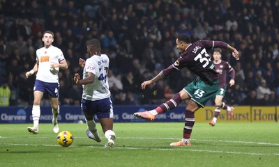 051125 - Preston North End v Swansea City - Sky Bet Championship - Adam Idah of Swansea takes a shot on goal in 1st half
