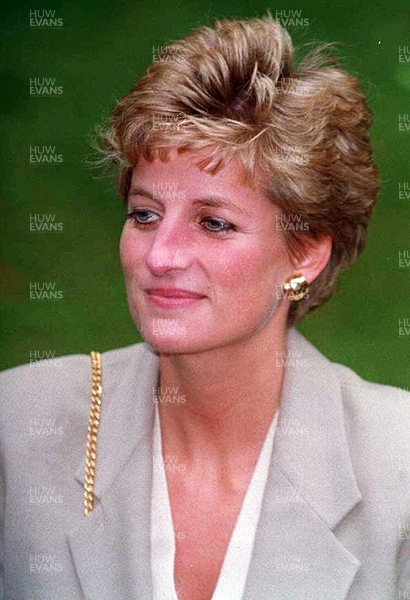 271093 - Princess Diana with William and Harry visit the Welsh Folk Museum St Fagans near Cardiff, South Wales - 