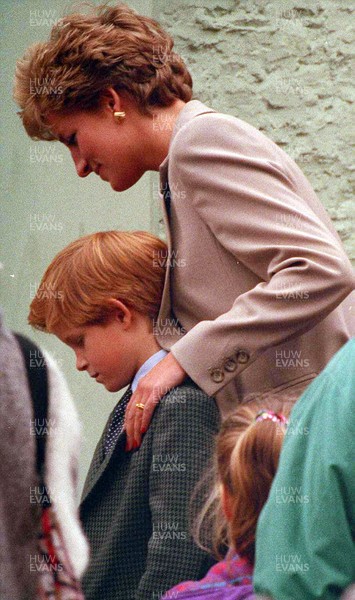 271093 - Princess Diana with William and Harry visit the Welsh Folk Museum St Fagans near Cardiff, South Wales - 